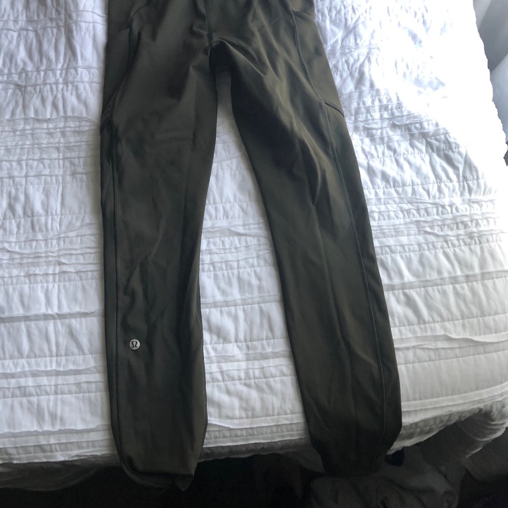 Winded Under 7/8 length leggings in Olive